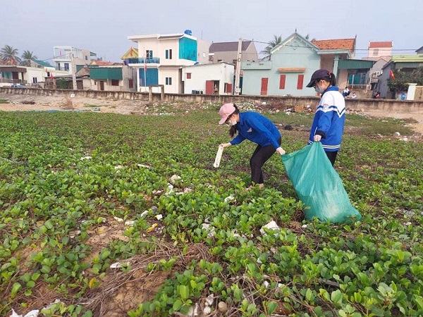 Quỳnh Phương: Biến bãi rác thành sân bóng chuyền