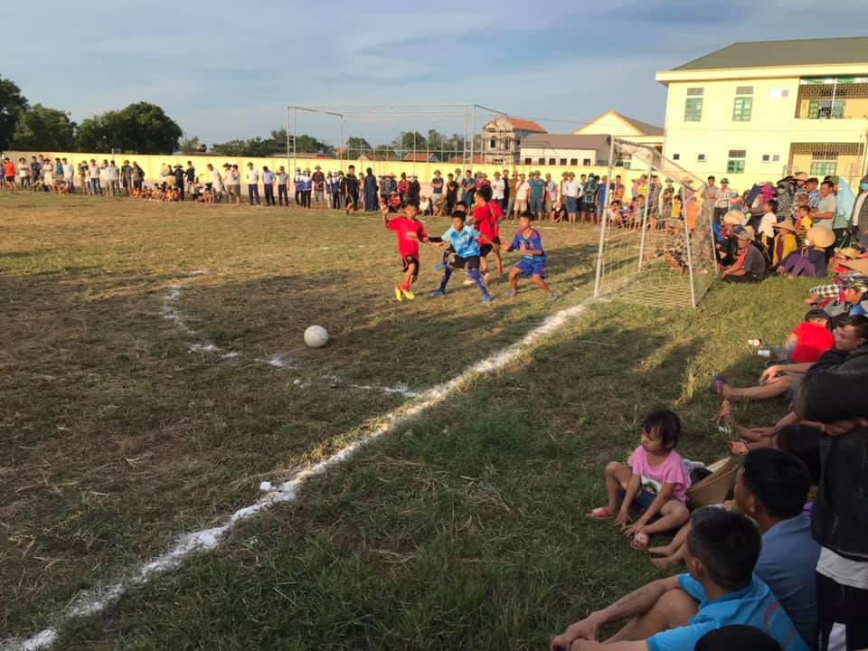 Thiếu niên nhi đồng xã Quỳnh Liên giao lưu bóng đá