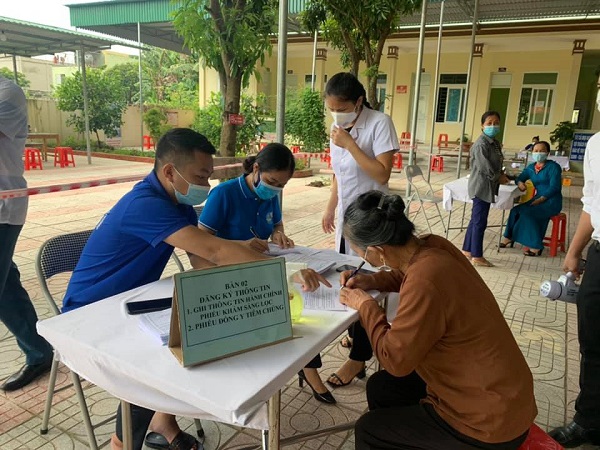 Tuổi trẻ thị xã Hoàng Mai xung kích hỗ trợ công tác tiêm Vaccine phòng Covid- 19