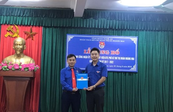 Đồng chí Lê Văn Lương, PBT Tỉnh đoàn trao Quyết định cho Đồng chí Nguyễn Văn Đức