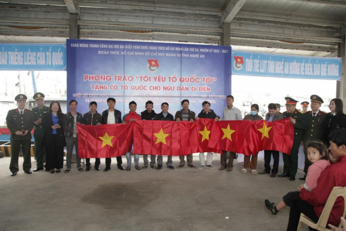 Hoàng Mai: Tặng cờ Tổ quốc cho ngư dân trên địa bàn thị xã