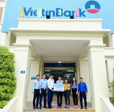 Ngân hàng Vietinbank Chi nhánh Bắc Nghệ An, hỗ trợ 4 cháu mồ cô cha, mẹ tại xã Quỳnh Lập (thị xã Hoàng Mai).
