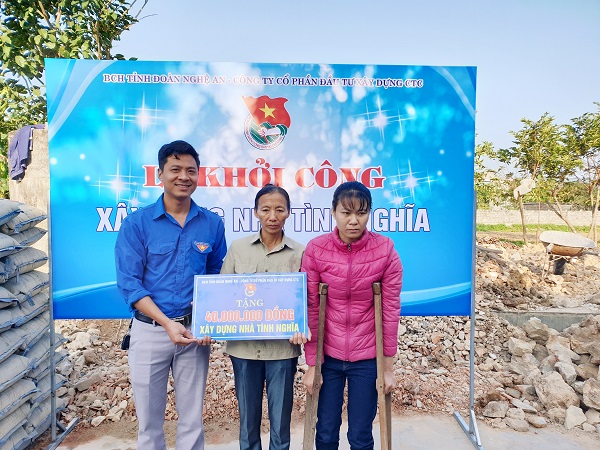 Thị đoàn tổ chức lễ Khởi công xây dựng nhà tình nghĩa tại xã Quỳnh Vinh