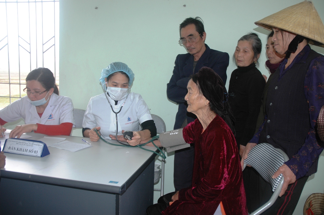 CLB Thầy thuốc trẻ Bệnh viện Phong da liễu TW Quỳnh Lập khám và phát thuốc miễn phí cho gia đình chính sách