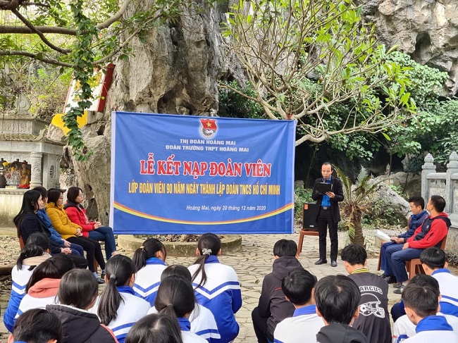 Hoàng Mai: Kết nạp đoàn lớp 90 năm Đoàn TNCS Hồ Chí Minh