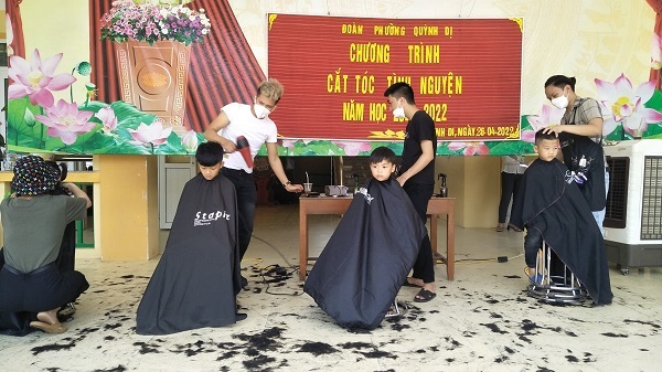 Hoàng Mai: Tổ chức cắt tóc miễn phí cho các em học sinh