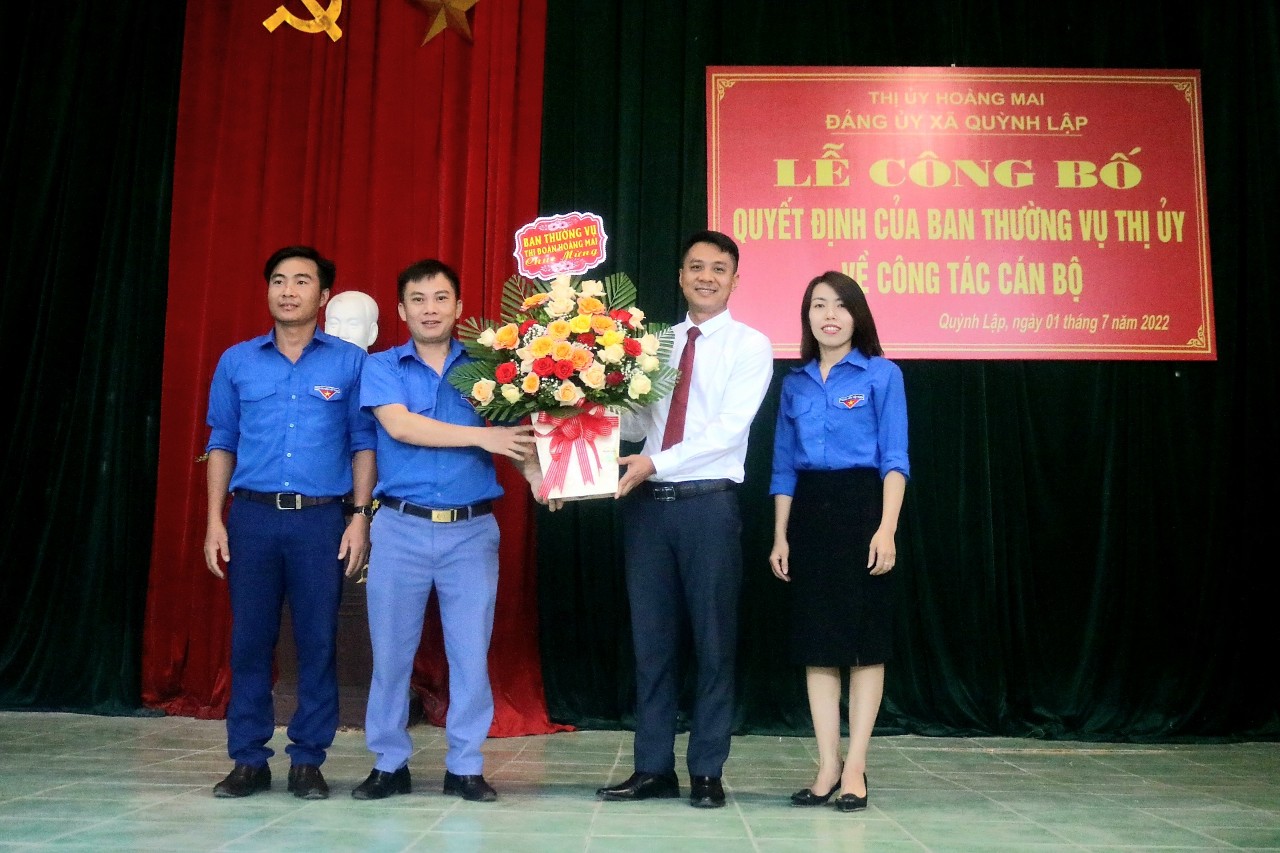 Thị đoàn Hoàng Mai chúc mừng đồng chí Thuận.