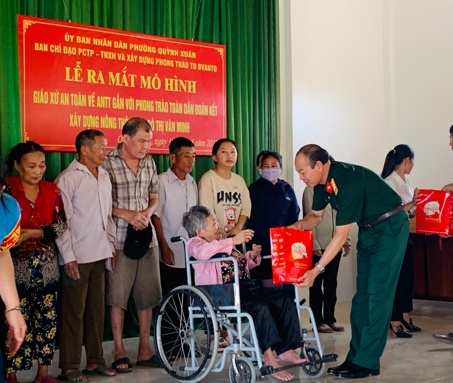 Lãnh đạo thị xã Hoàng Mai tặng quà cho gia đình có hoàn cảnh khó khăn