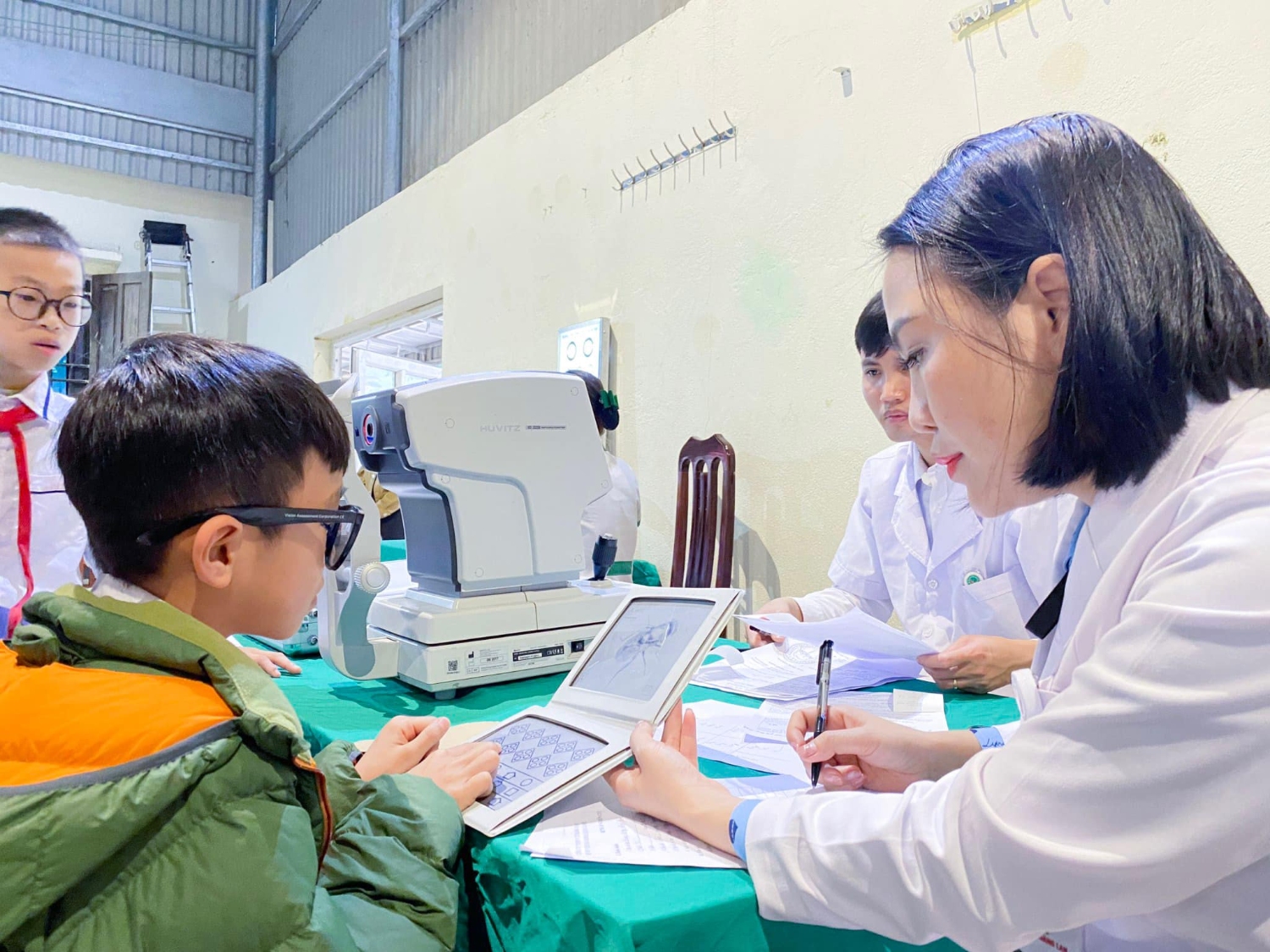 Hoàng Mai: Tổ chức khám sàng lọc, tư vấn sức khỏe, khám phát thuốc miễn phí cho học sinh