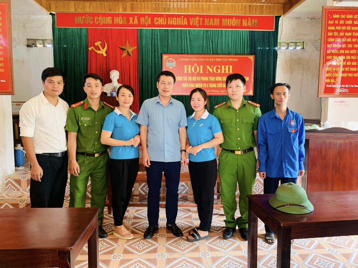 Đ/c Lê Trường Giang - Ủy viên BCH Đảng bộ tỉnh, Bí thư Thị ủy, Chủ tịch HĐND thị xã Hoàng Mai đã đến động viên các lực lượng tham gia hỗ trợ người dân.