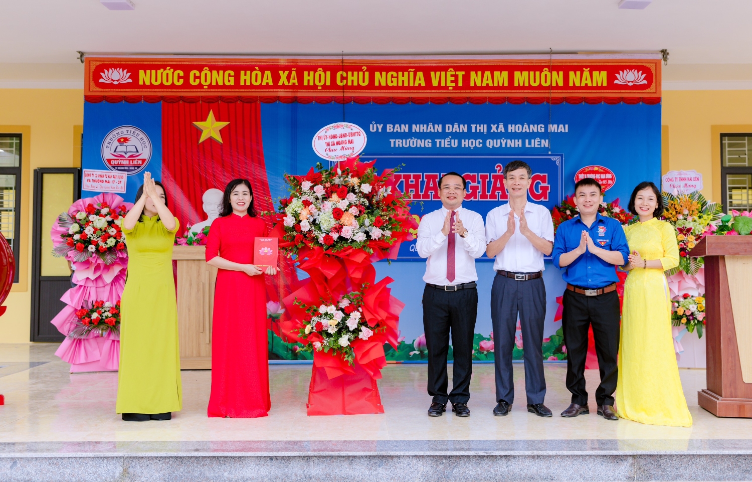Đoàn công tác của Thị xã Hoàng Mai tặng hoa chúc mừng trong Lễ Khai Giảng.